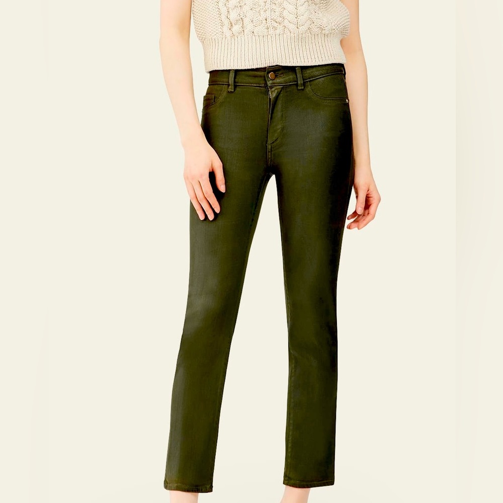 Straight Leg Jeans. smooth, sculpt, and
conform to your body for the perfect fit
